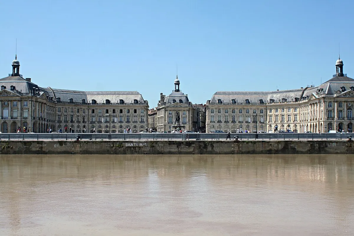 La place de la Bourse à Bordeaux, vue depuis la Garonne.