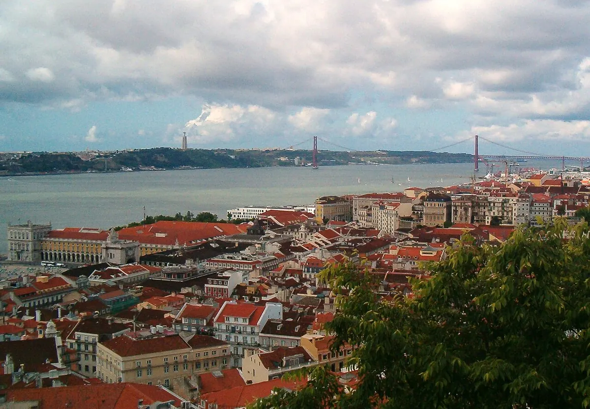 Vue de la Baixa et du Tage à Lisbonne.