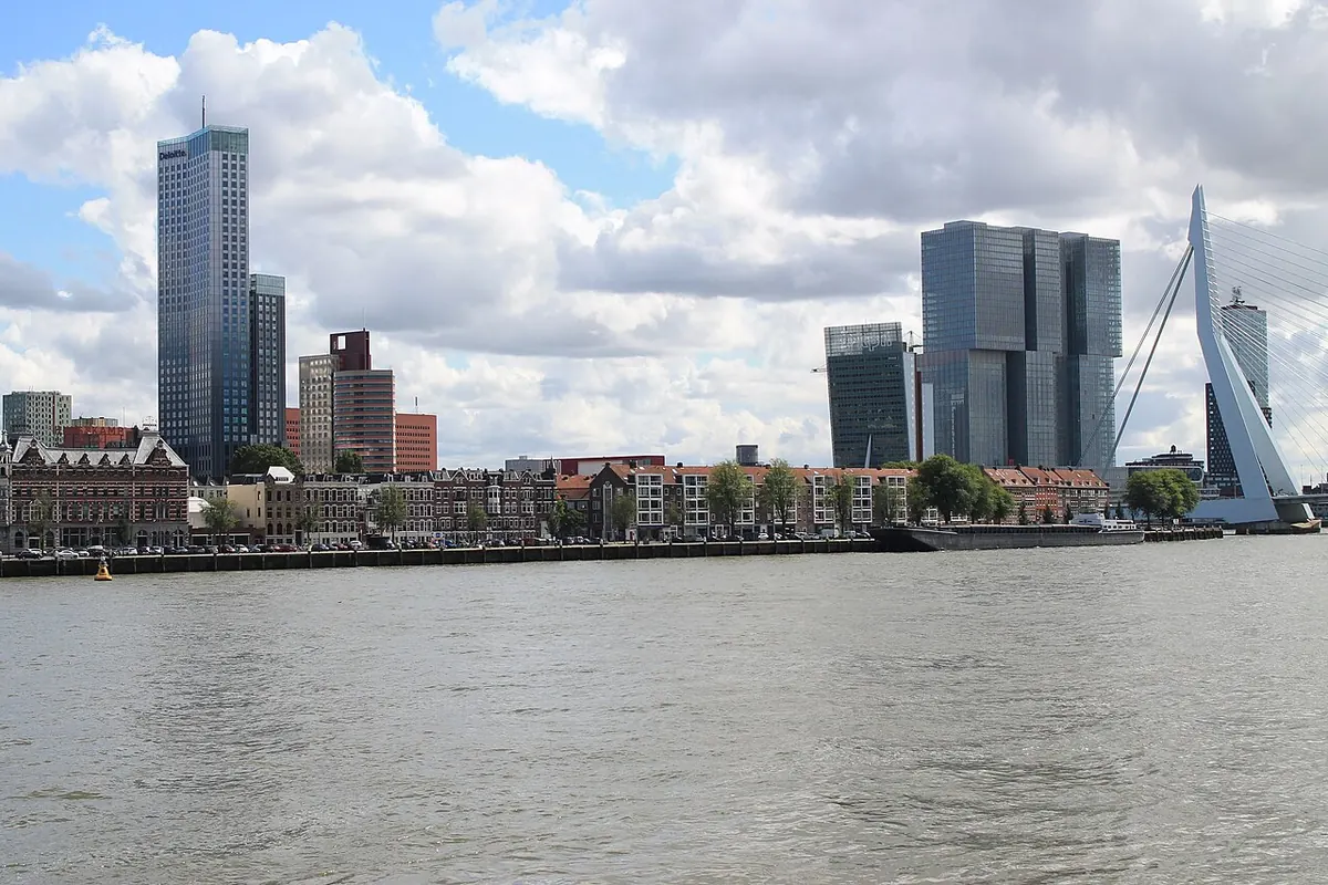 Les quais et la silhouette urbaine de Rotterdam.